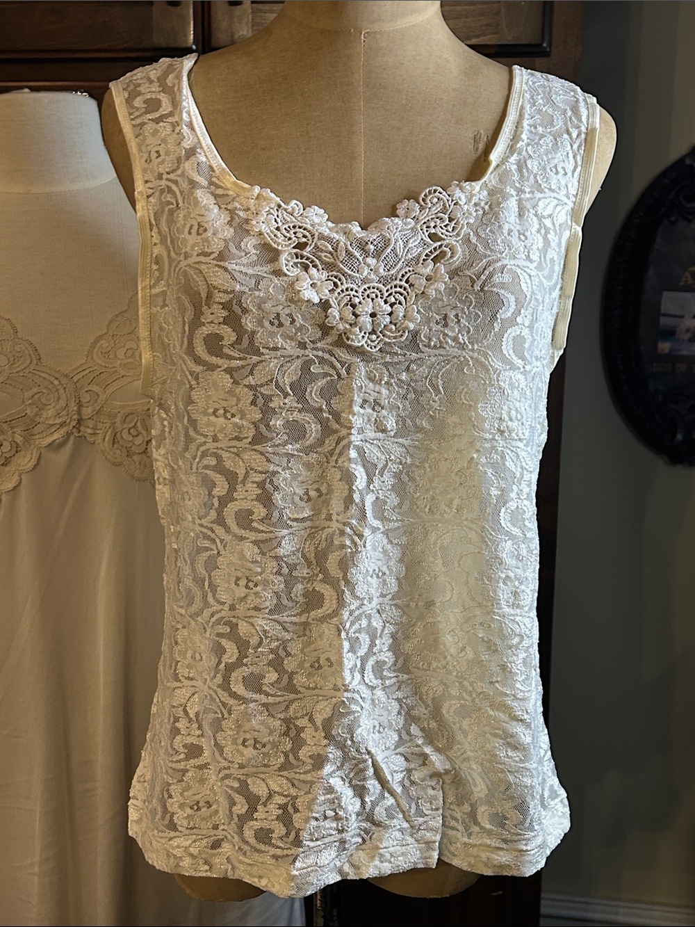 NIP Night Magic Sz M Ivory Lace Sleeveless Shell Top in Ivory